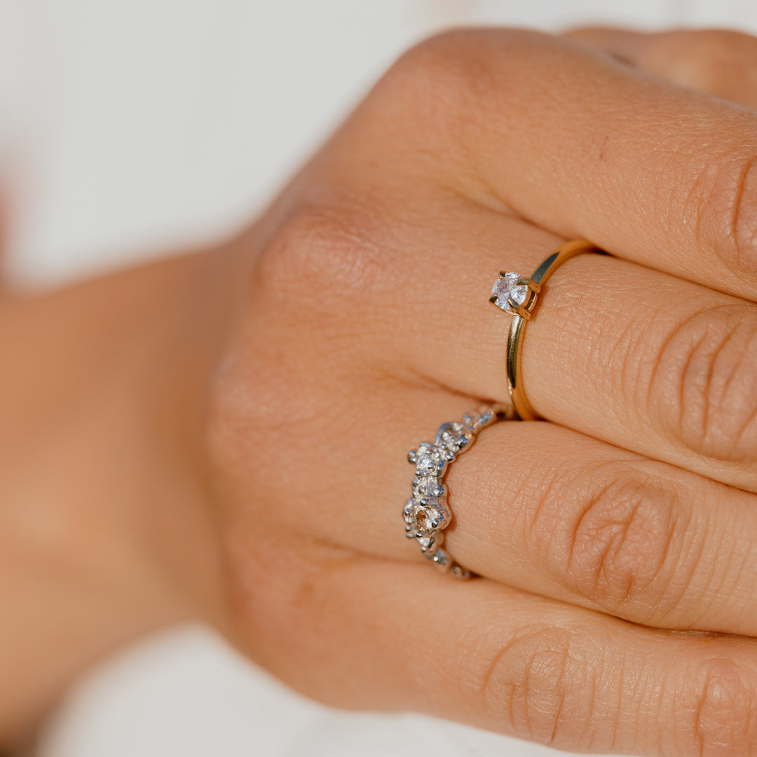 Solitaire ring med hvid cz sten i 18 karat forgyldt titanium
