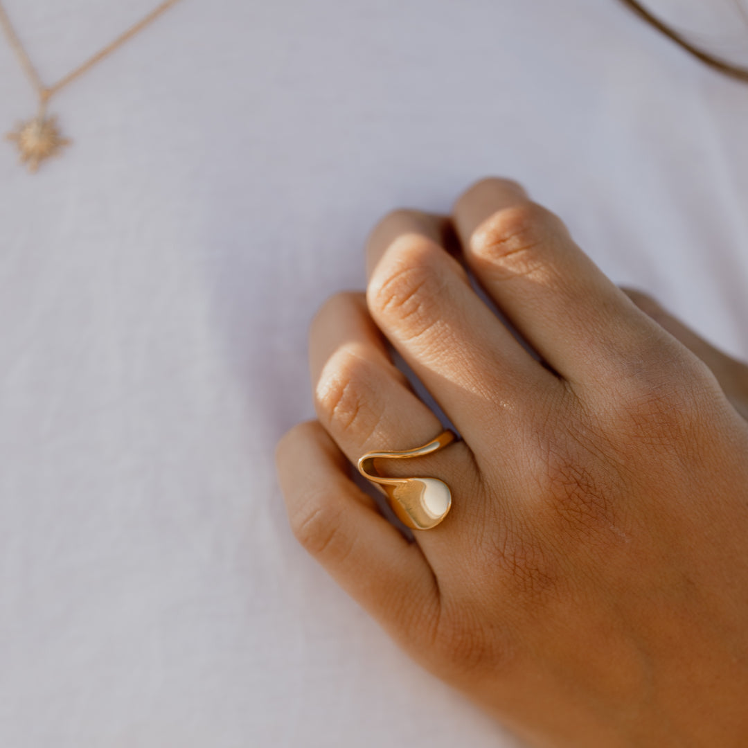 Ring bred bølge - 18 karat forgyldt titanium