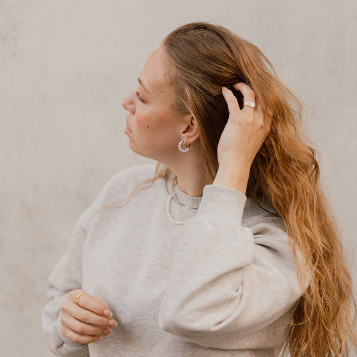 Hoops med perler i 18 karat forgyldt titanium