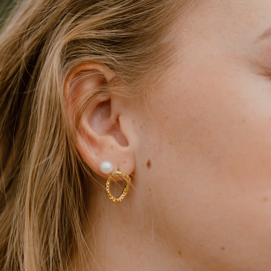 Oval ørestikker med smeltet look i18 karat forgyldt titanium