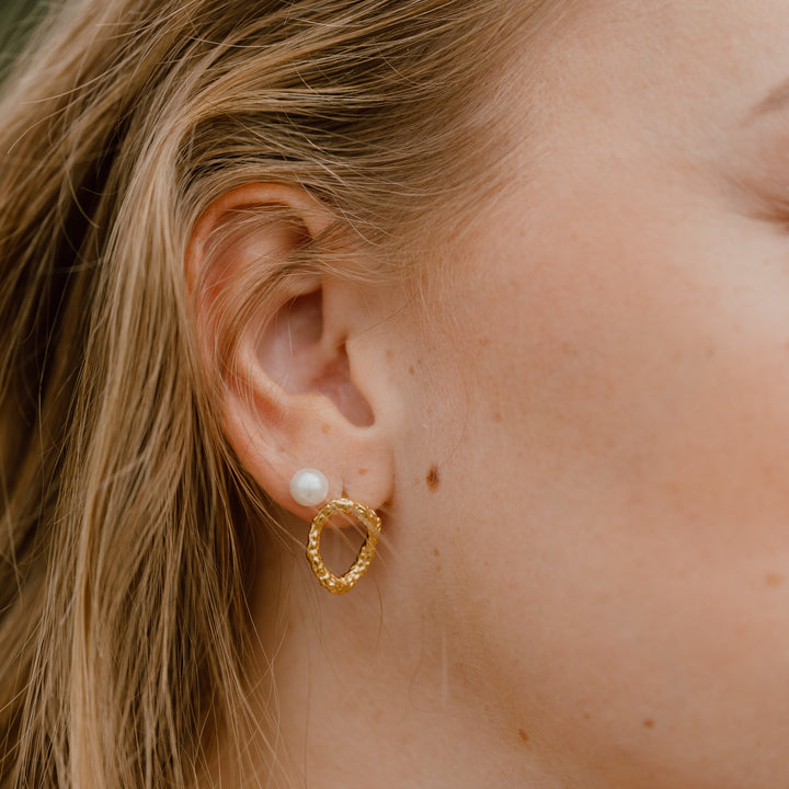 Oval ørestikker med smeltet look i18 karat forgyldt titanium