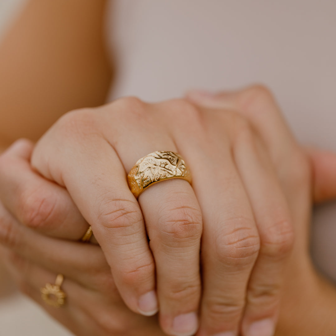 Ring med mønster - 18 karat forgyldt titanium