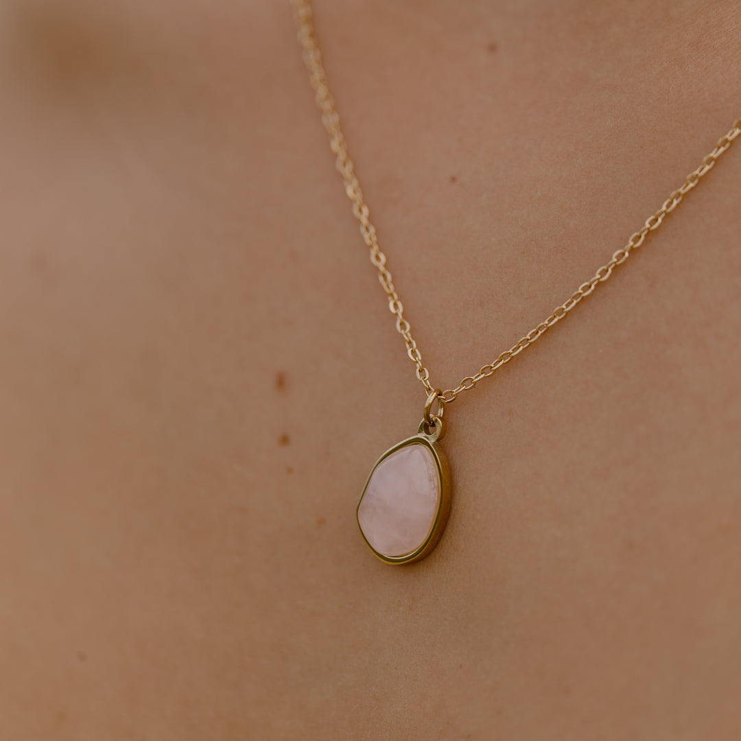Halskæde m. soft pink natursten - 18 karat forgyldt ædelstål