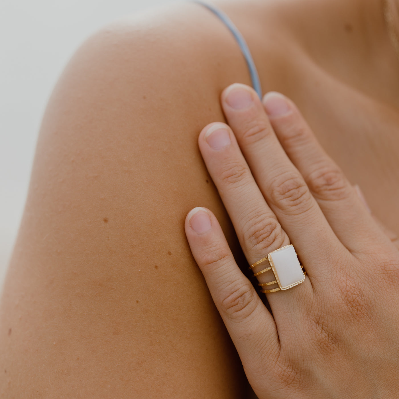 Vintage ring med hvid resin i 18 karat forgyldt rustfrit ædelstål