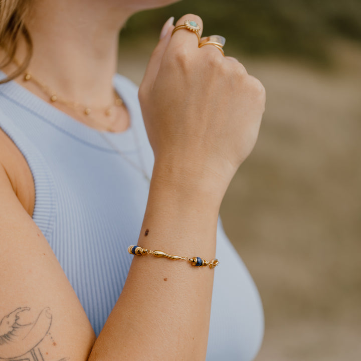 Armbånd med blå perler &amp; twist i 18 karat forgyldt rustfrit ædelstål
