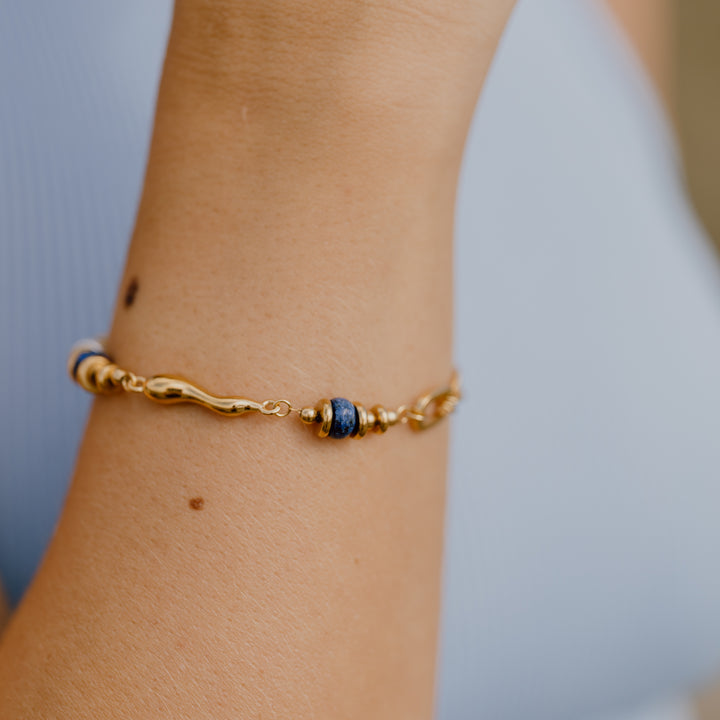 Armbånd med blå perler &amp; twist i 18 karat forgyldt rustfrit ædelstål