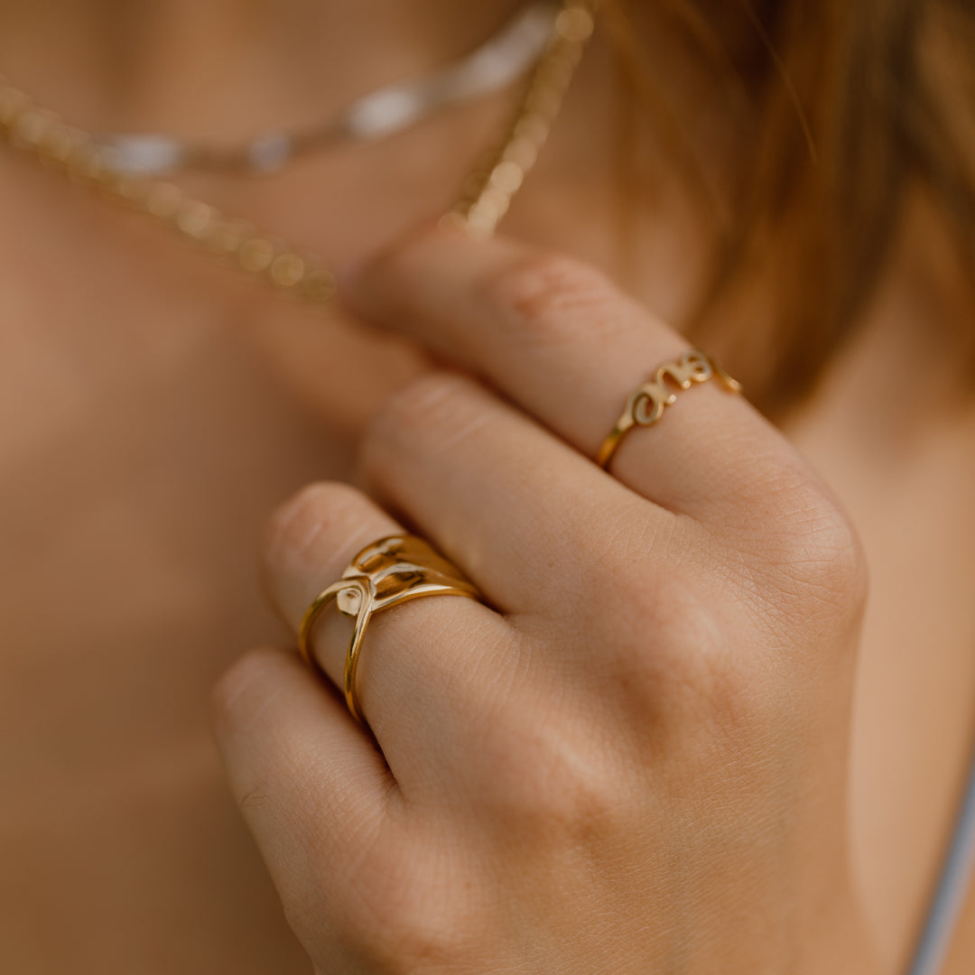 Kryds ring med hamret overflade i 18 karat forgyldt titanium