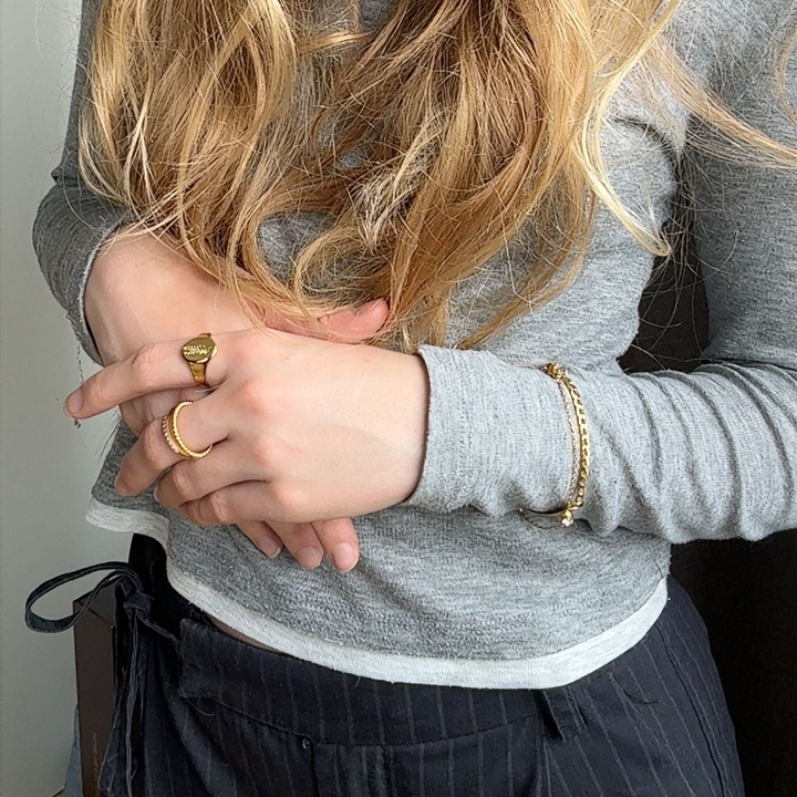 Statement ring med præget grene i 18 karat forgyldt titanium