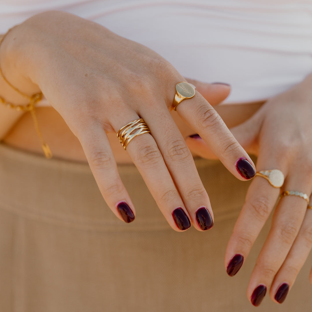 Statement ring med præget grene i 18 karat forgyldt titanium
