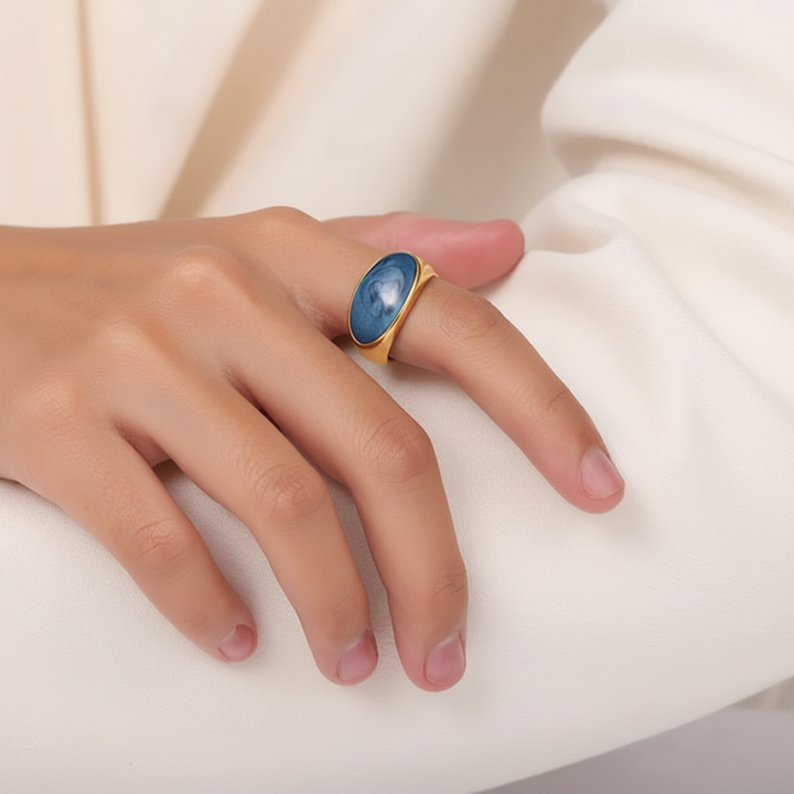 Oval ring med blå flade - 18 karat forgyldt titanium