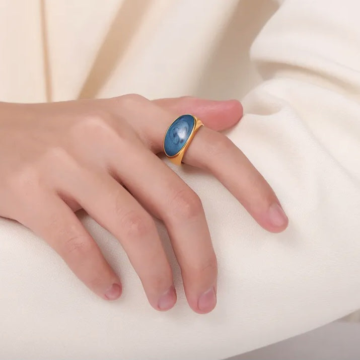 Oval ring med blå flade i 18 karat forgyldt titanium