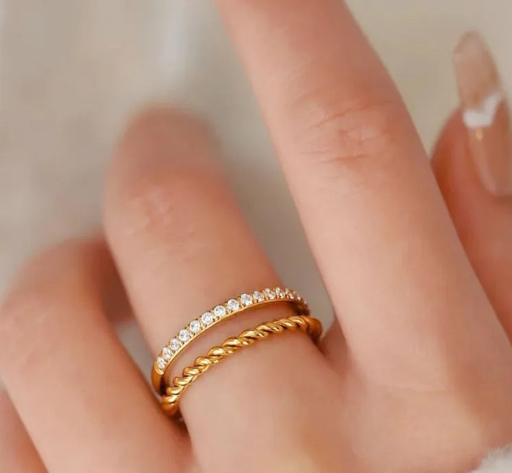 Dobbelt ring med zirkoner og snoninger - 18 karat forgyldt ædelstål