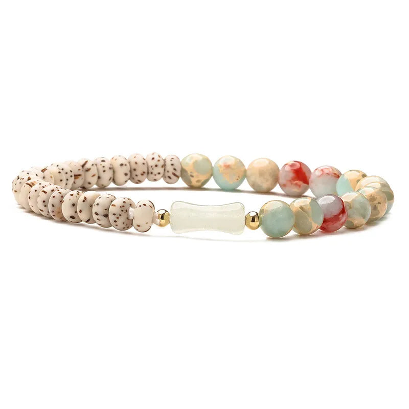 Armbånd med 6mm. farvede naturperler