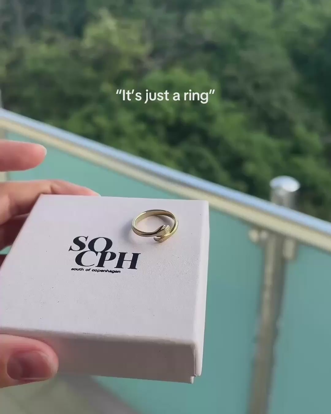 Ring der omfavner i 18 karat forgyldt titanium