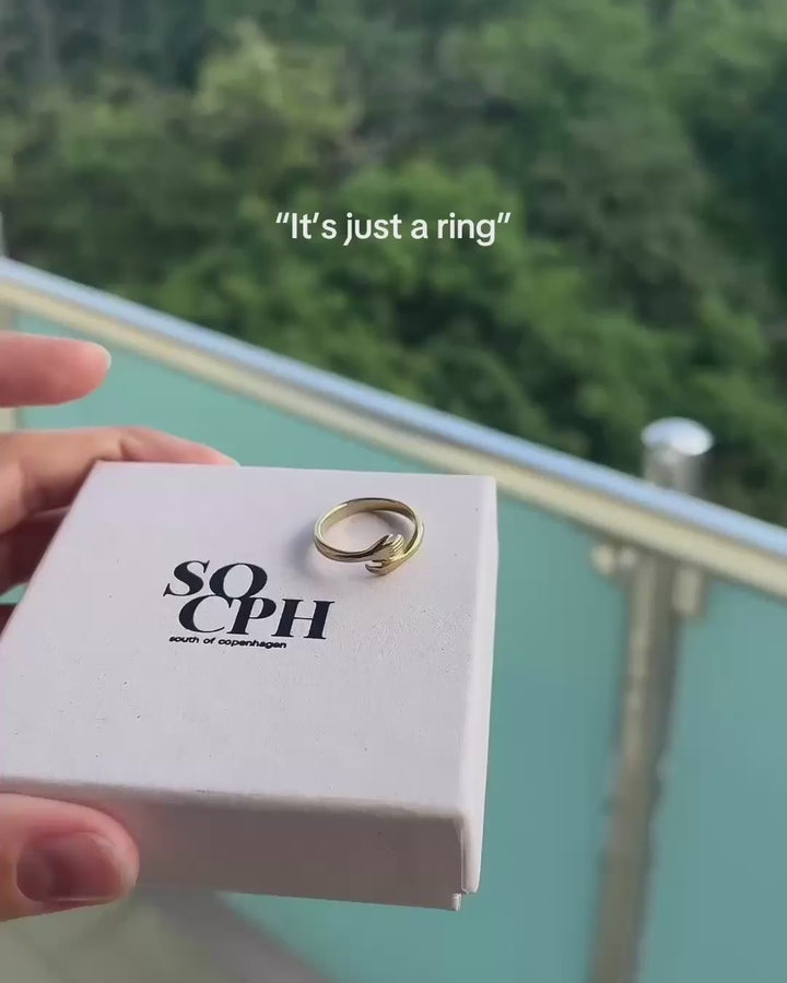 Ring der omfavner i 18 karat forgyldt titanium