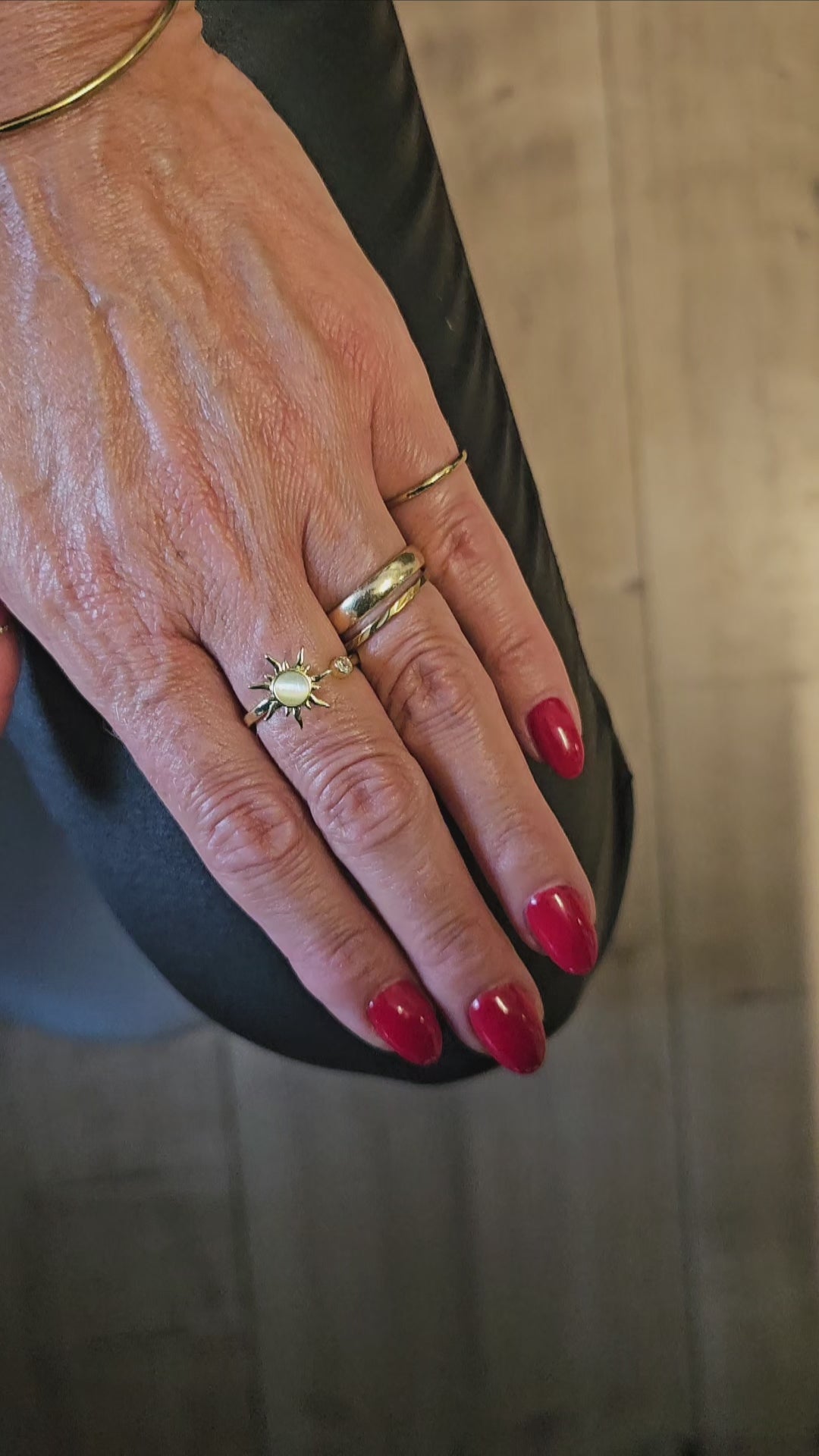 Roterende fidget antistress sol ring med hvid opal - 14 karat forgyldt kobber