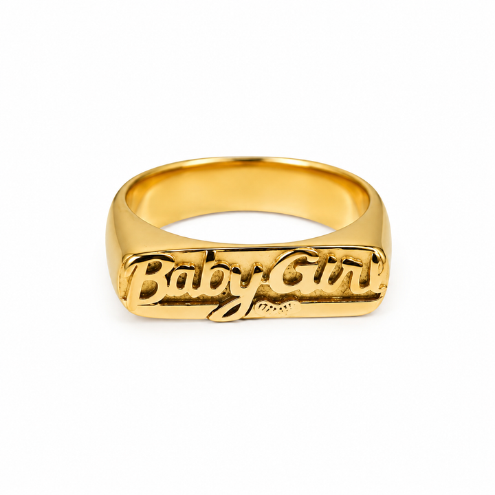 Babygirl statement ring i 18 karat forgyldt rustfrit ædelstål