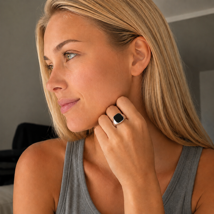 Statement ring sort flade - titanium