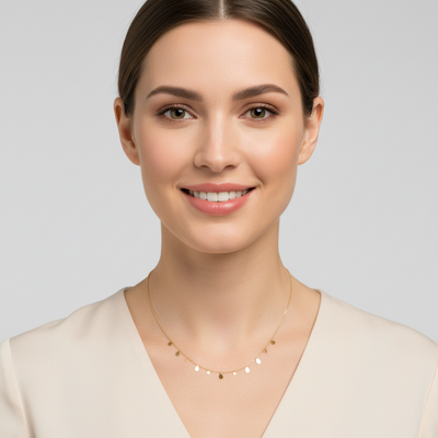 Halskæde med små dråbe vedhæng i 18 karat forgyldt titanium