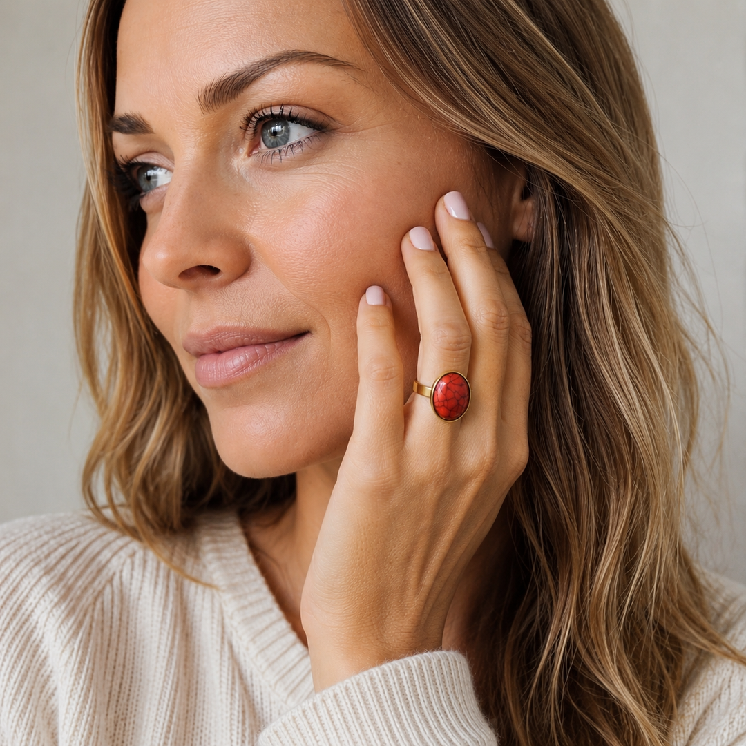 Rød oval ring - 18 karat forgyldt titanium
