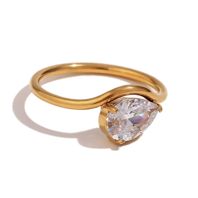 Dråbeformet zirkon ring i 18 karat forgyldt rustfrit ædelstål