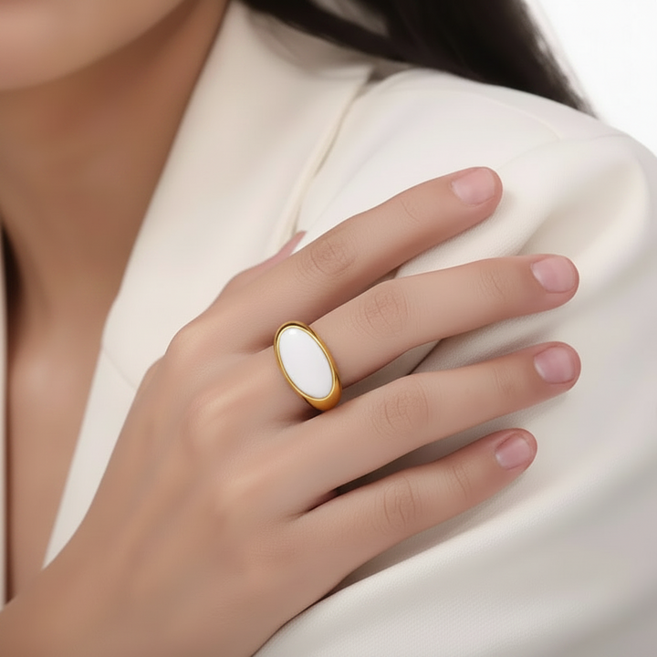 Oval ring med hvid flade - 18 karat forgyldt titanium