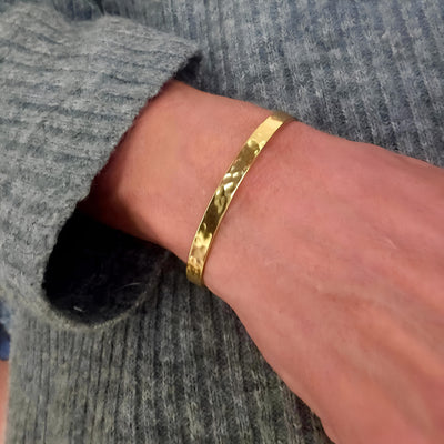 Armring åben hamret i 18 karat forgyldt ædelstål
