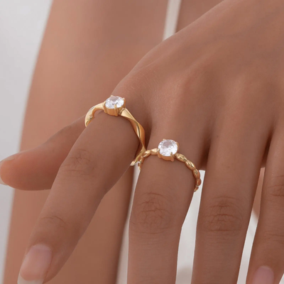 Twist Ring i 18 karat Forgyldt Ædelstål med 6mm Zirkon