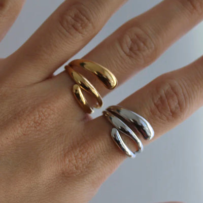 Ring i blankt ædelstål med bølget design