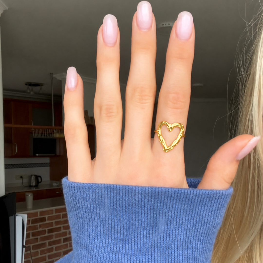 Hjerte ring struktur - 18 karat forgyldt titanium