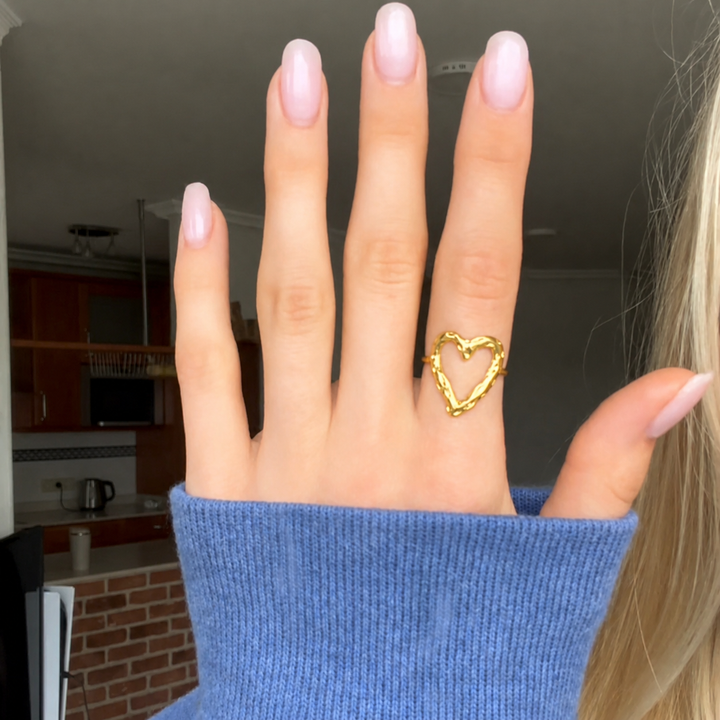 Hjerte ring struktur - 18 karat forgyldt titanium