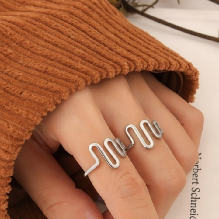 Ring med dybe bølger - titanium