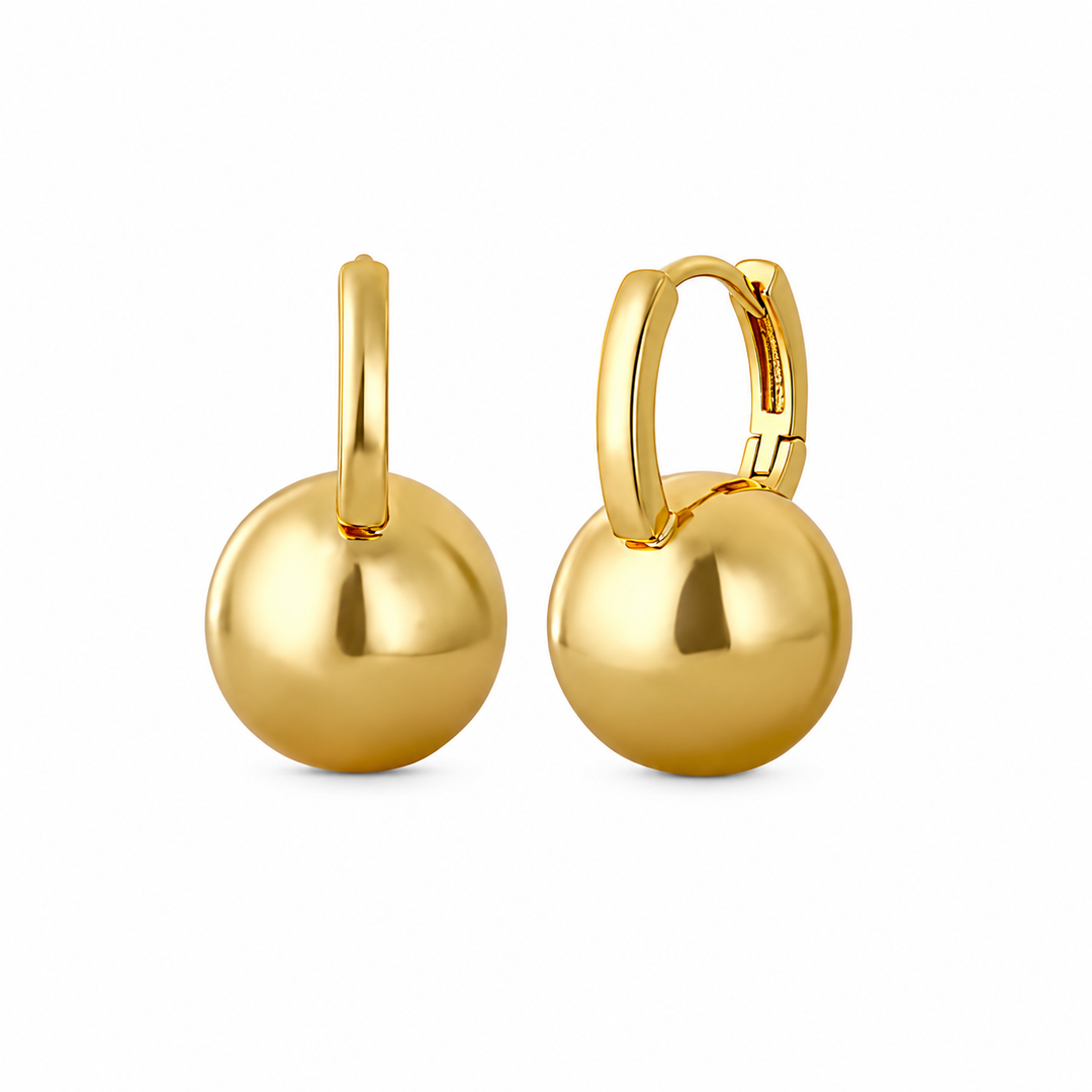Kugle huggie hoops i 18 karat forgyldt 925 sterlingsølv