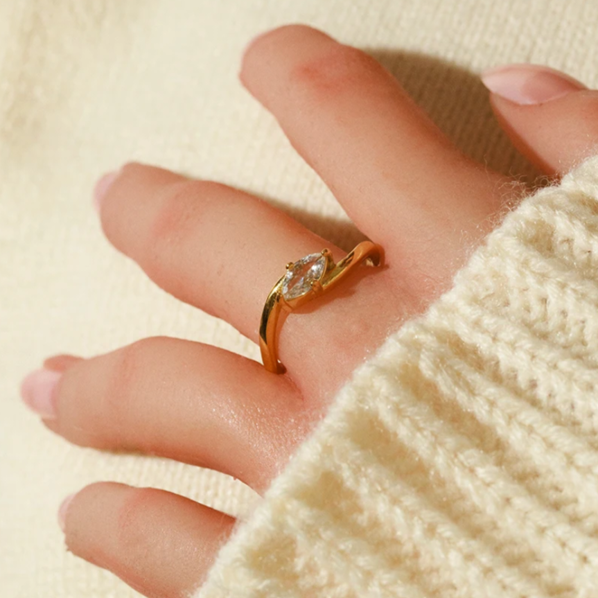 Ring med marquise-formet zirkon i 18 karat forgyldt ædelstål