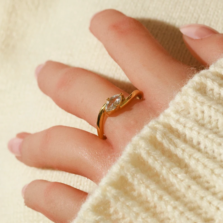 Ring med marquise-formet zirkon i 18 karat forgyldt ædelstål