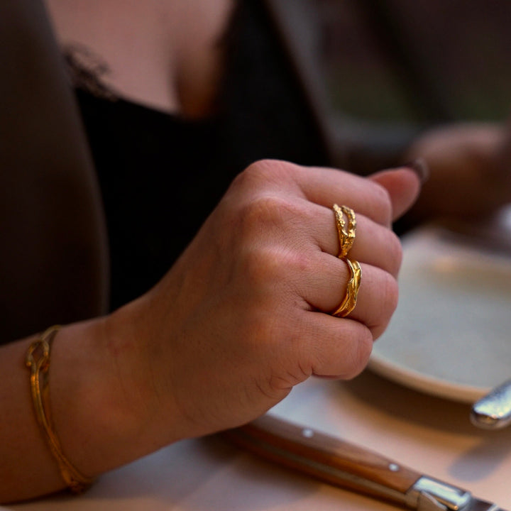 Ring med struktur - 18 karat forgyldt ædelstål
