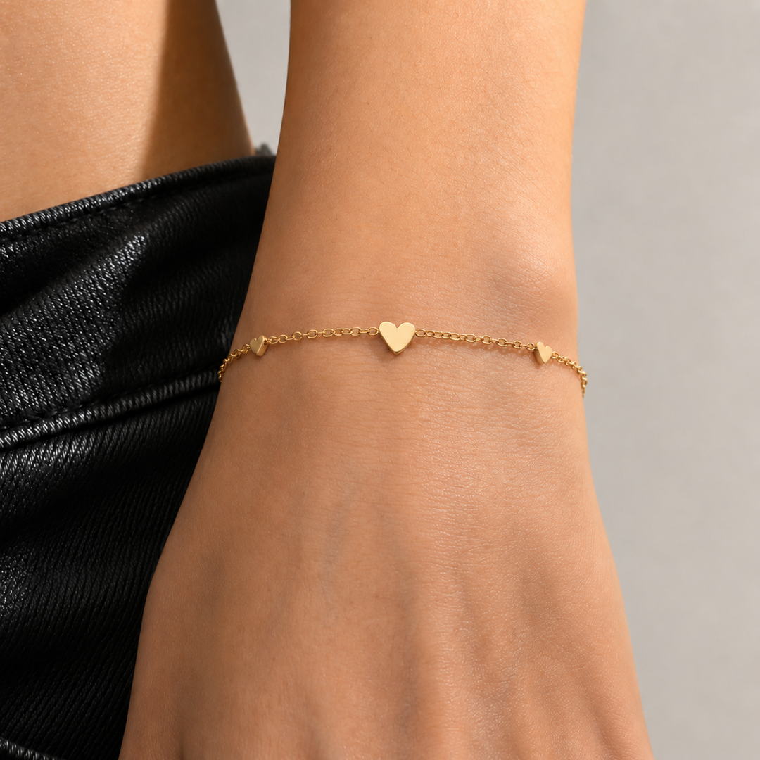 Armbånd med små hjerter - 18 karat forgyldt ædelstål