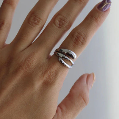 Ring i blankt ædelstål med bølget design