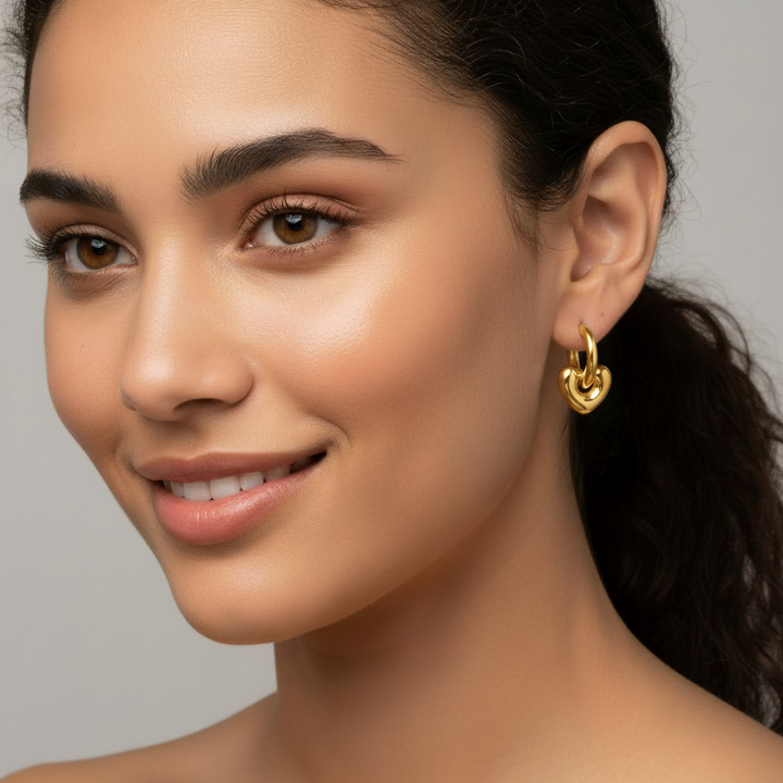 Chunky hoops med hjertevedhæng i 18 karat forgyldt ædelstål