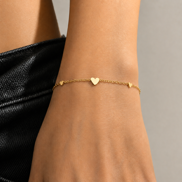 Armbånd med små hjerter i 18 karat forgyldt ædelstål