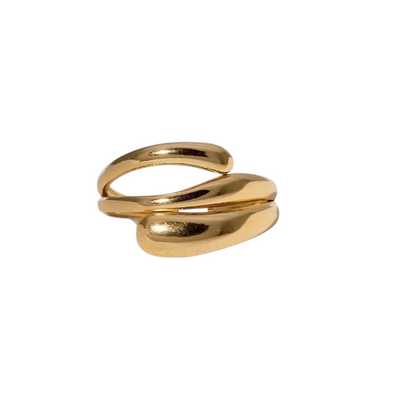 Minimalistisk ring i 18 karat forgyldt rustfrit ædelstål med bølget design
