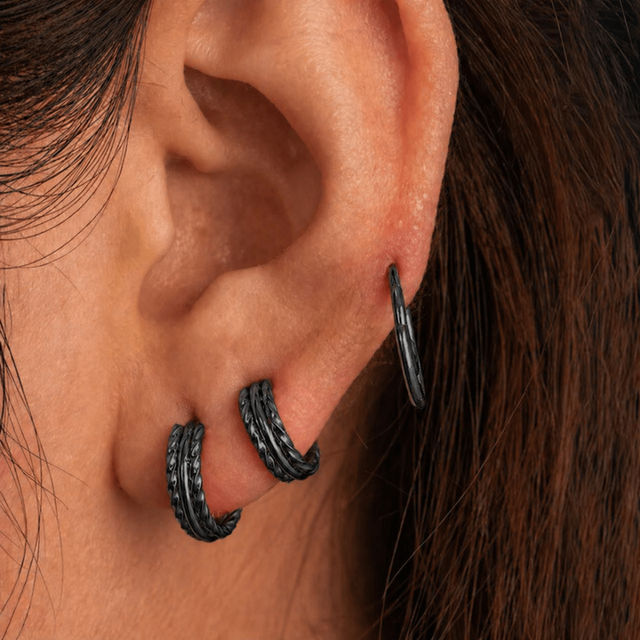 Huggie hoop (8 og 10mm) - sortbelagt ædelstål