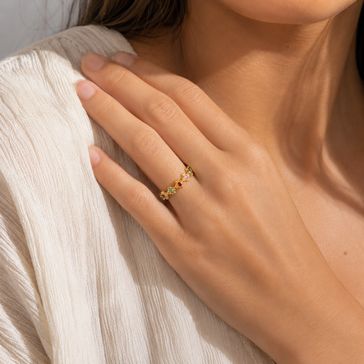 Ring med farvede zirkoner i forgyldt titanium