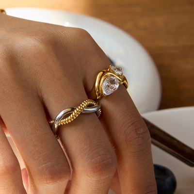 Dråbeformet Ring i 18 karat Forgyldt Ædelstål