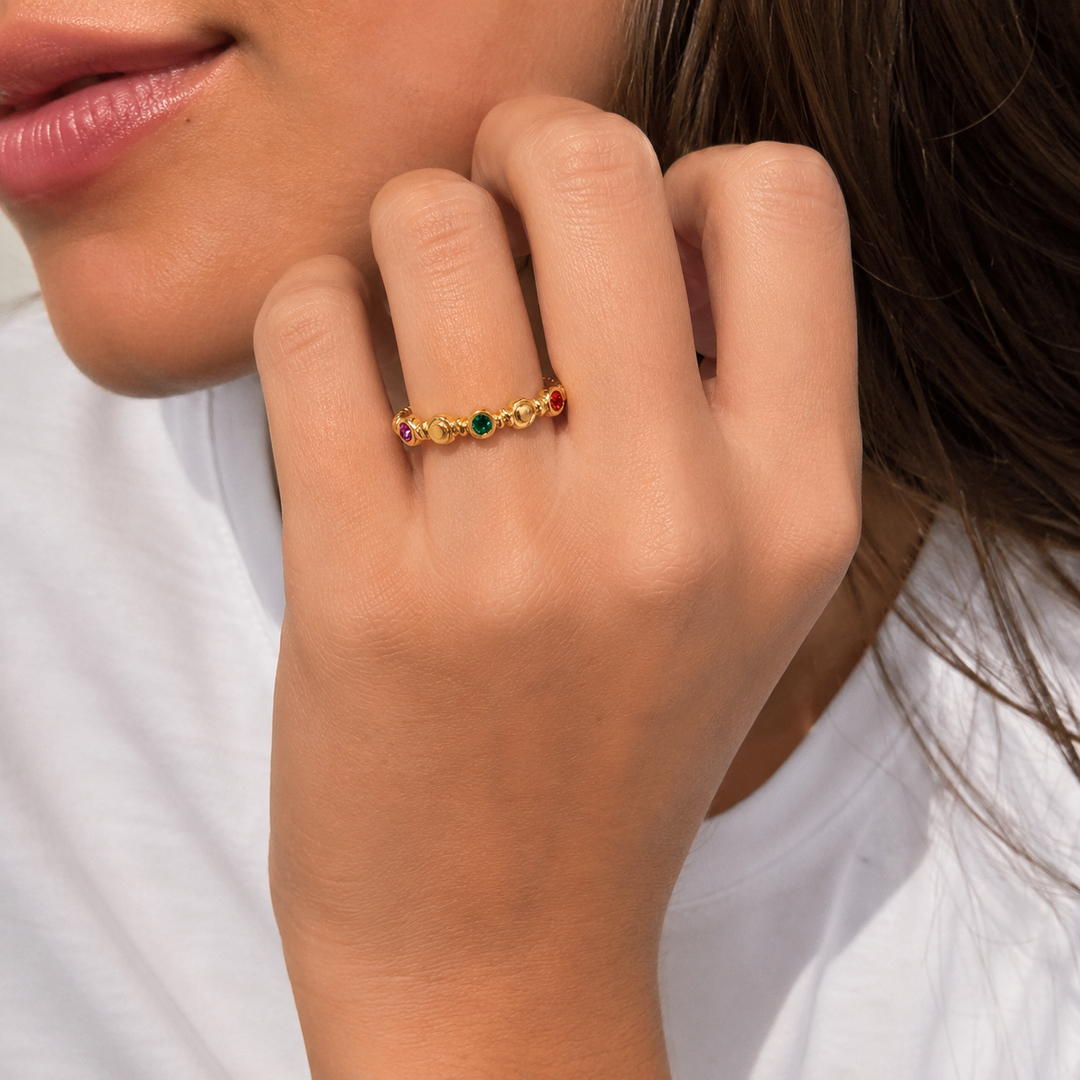 Ring med farvede zirkoner i forgyldt titanium