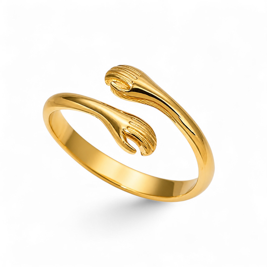 Ring der omfavner i 18 karat forgyldt titanium