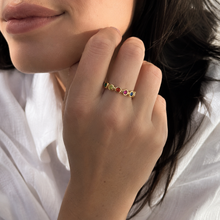 Ring med farvede zirkoner i forgyldt titanium