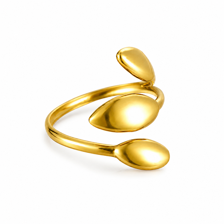 Ring med blade i 18 karat forgyldt titanium