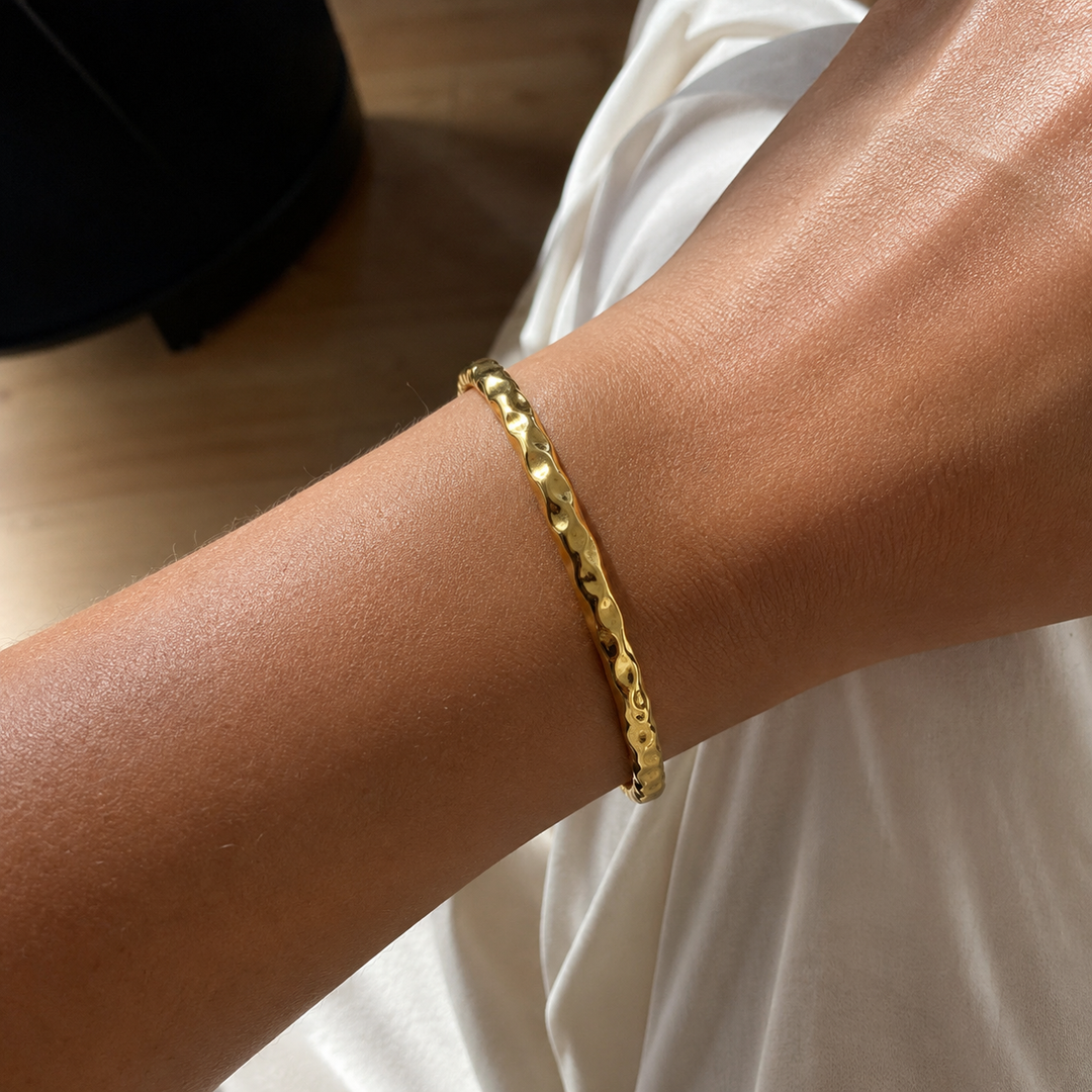 Hamret bangle armbånd - 18 karat forgyldt ædelstål