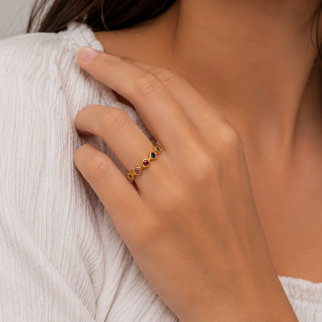 Ring med farvede zirkoner i forgyldt titanium
